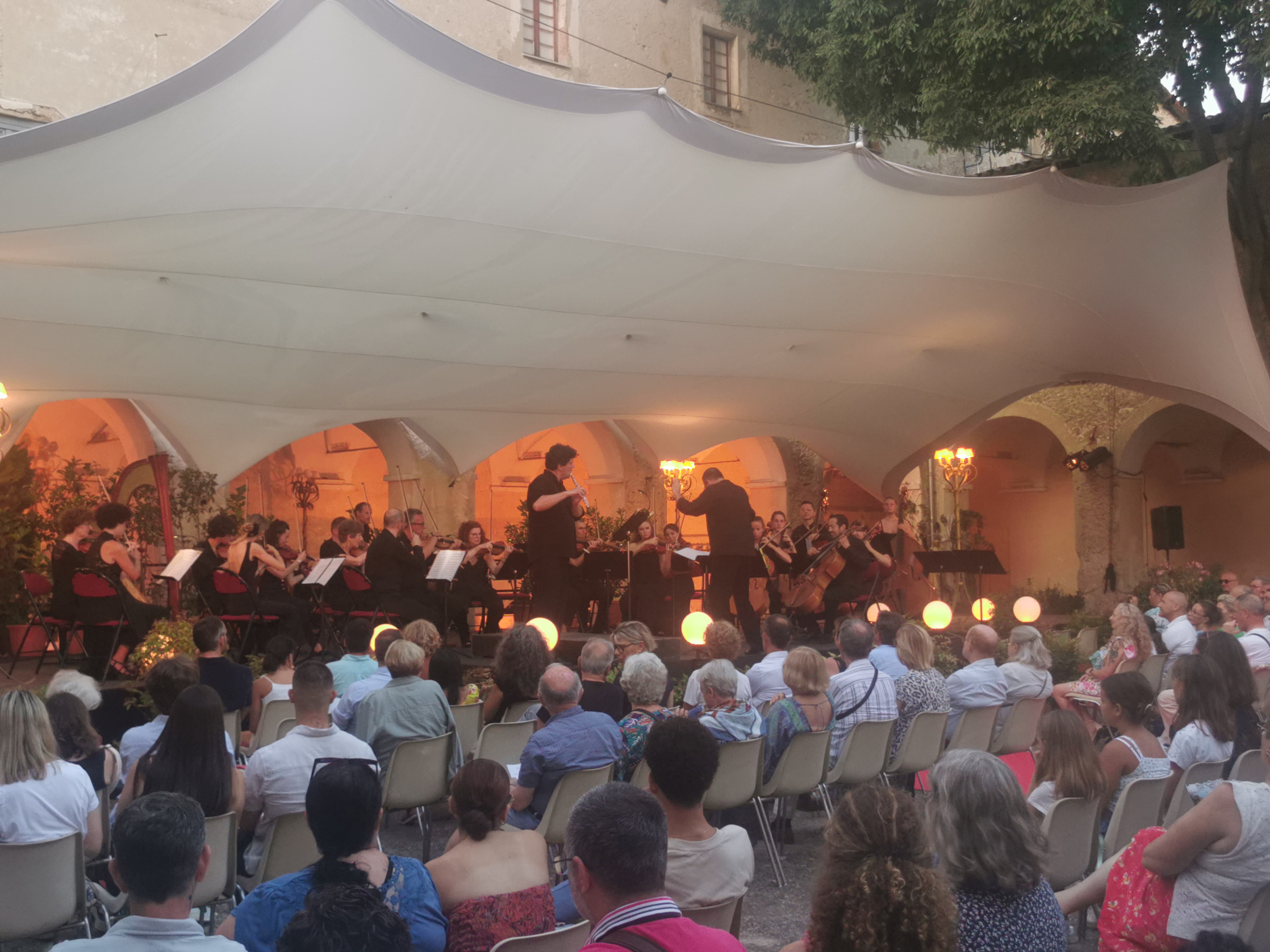 SCENE CLOITRE PUBLIC IMG_20240724_204413.jpg